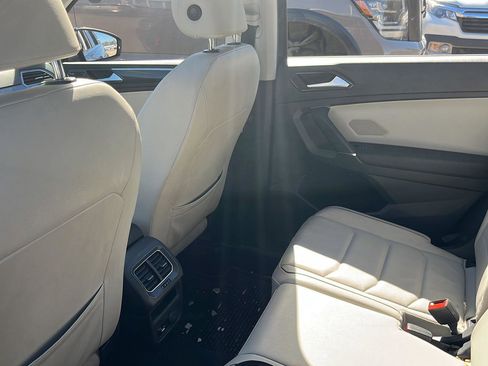 Used 2018 Volkswagen Tiguan SEL Premium image 8