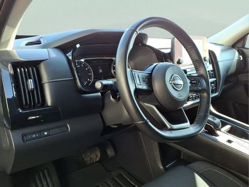 Used 2023 Nissan Pathfinder SV image 14