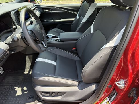 Used 2026 Toyota Camry SE FWD image 9