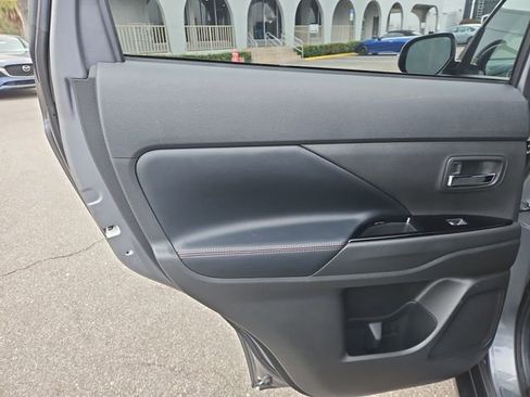 Used 2020 Mitsubishi Outlander SE image 13