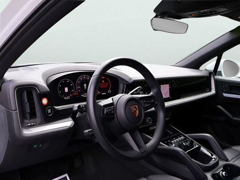 Certified 2024 Porsche Cayenne AWD/4WD image 4