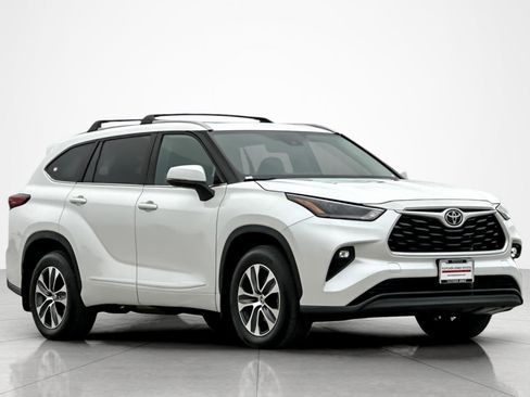 Certified 2023 Toyota Highlander XLE image 7