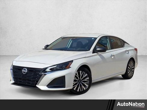 Used 2024 Nissan Altima 2.5 SV image 1