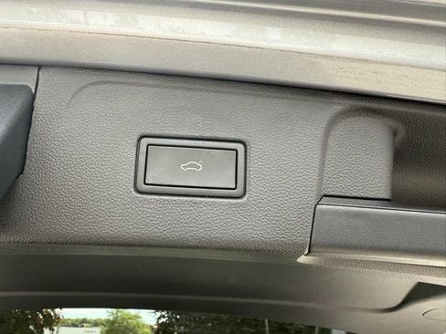 Certified 2022 Volkswagen Atlas SE image 9