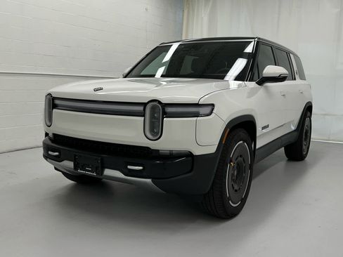 Used 2026 Rivian R1S Adventure image 4