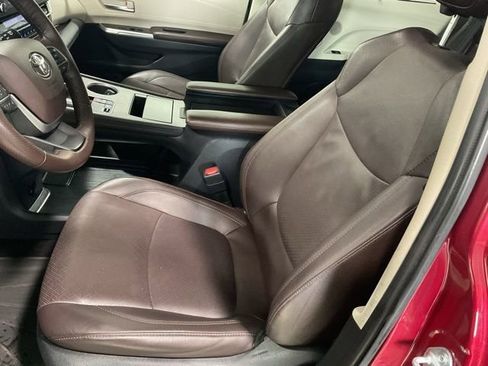 Used 2021 Toyota Sienna Platinum image 11