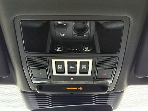 Certified 2025 Land Rover Discovery S image 32