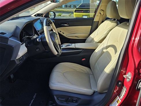 Used 2020 Toyota Avalon Limited image 10