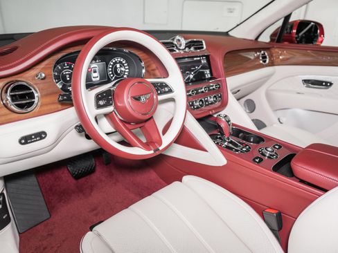 Used 2025 Bentley Bentayga image 20