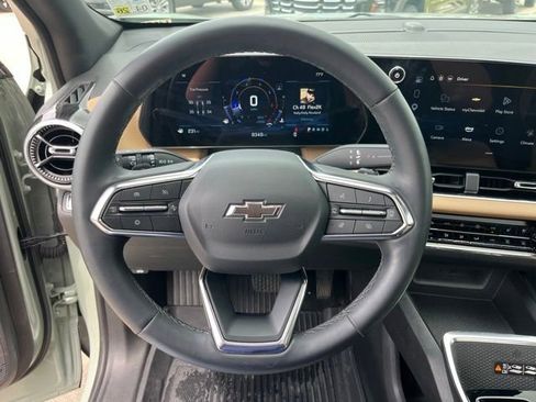 Used 2025 Chevrolet Equinox ACTIV w/ Convenience Package III FWD image 17