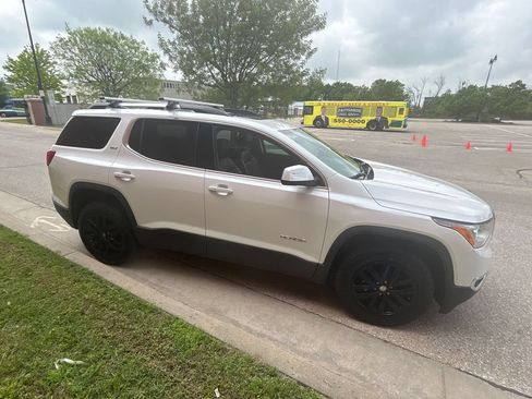 Used 2018 GMC Acadia SLT FWD image 4