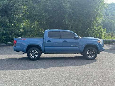 Used 2019 Toyota Tacoma TRD Sport AWD/4WD image 8