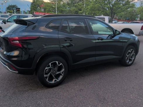 Used 2024 Chevrolet Trax LT w/ Driver Confidence Package FWD image 9