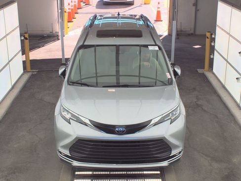 Used 2023 Toyota Sienna XLE image 2