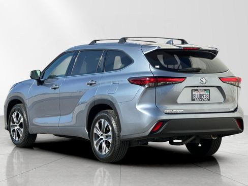 Used 2021 Toyota Highlander XLE FWD image 5