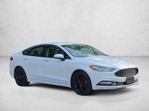 Used 2017 Ford Fusion SE w/ Equipment Group 201A FWD image 4
