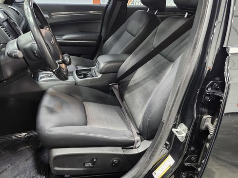 Used 2020 Chrysler 300 Touring w/ Driver Convenience Group image 23