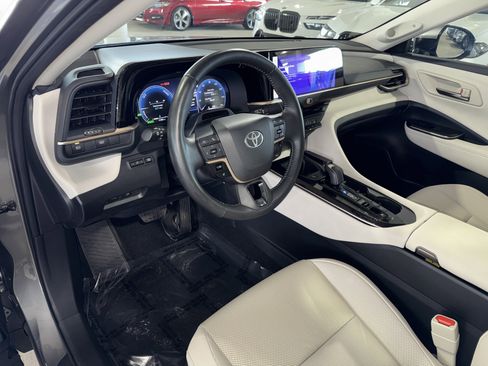 Used 2025 Toyota Crown Limited image 19