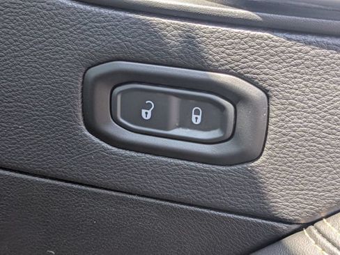 Used 2025 Jeep Wrangler Unlimited Sahara AWD/4WD image 34