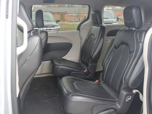 Used 2024 Chrysler Pacifica Touring-L FWD image 14