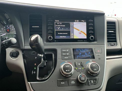 Used 2020 Toyota Sienna XLE Premium image 25