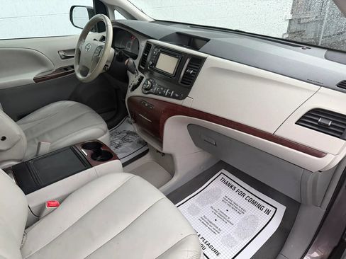 Used 2014 Toyota Sienna XLE AWD/4WD image 17