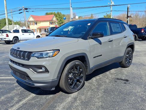 Used 2024 Jeep Compass Latitude w/ Convenience Group image 3