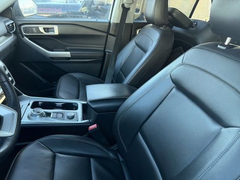 Certified 2022 Ford Explorer XLT w/ Equipment Group 202A image 3