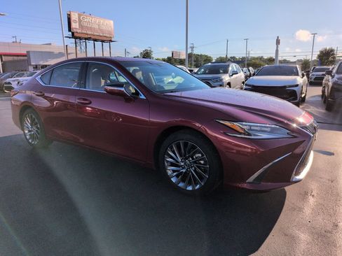 Used 2025 Lexus ES 300h Ultra Luxury w/ Accessory Package (Z1) FWD image 7