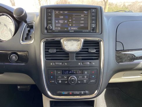 Used 2016 Chrysler Town & Country Touring w/ Driver Convenience Group FWD image 16