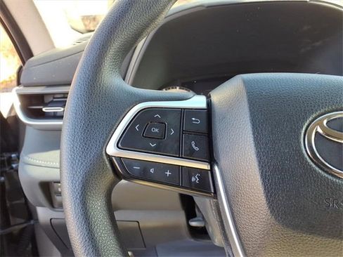 Certified 2023 Toyota Highlander L image 16