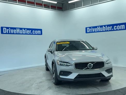 Used 2025 Volvo V60 B5 Cross Country Plus image 5
