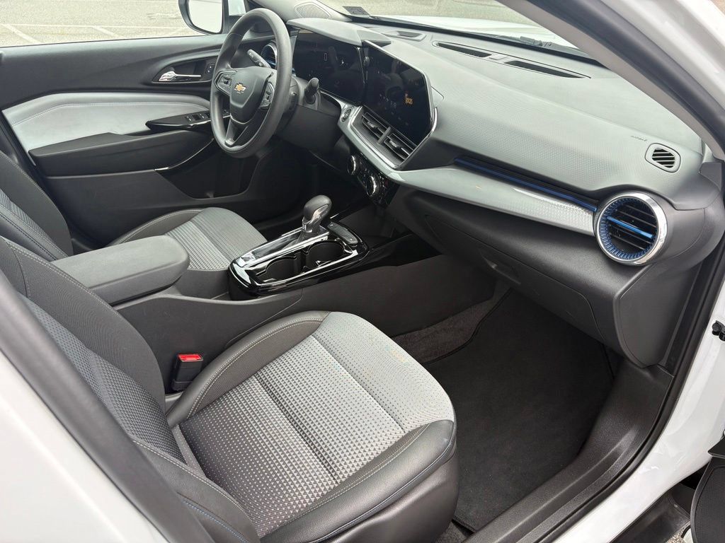 Used 2025 Chevrolet Trax LT FWD image 24