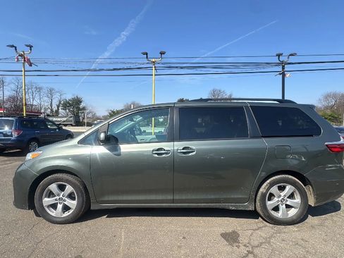 Used 2019 Toyota Sienna LE w/ LE Preferred Package image 8