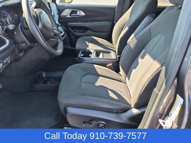 Used 2022 Chrysler Pacifica Touring FWD image 15