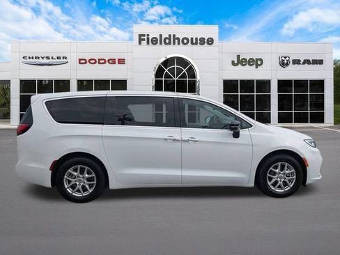 Used 2024 Chrysler Pacifica Touring-L FWD image 4