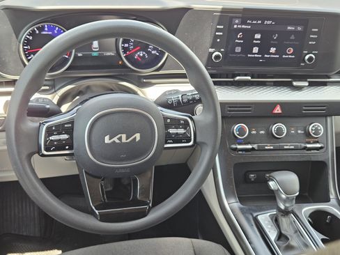 Used 2022 Kia Carnival LX FWD image 26