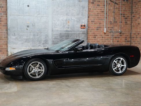 Used 2004 Chevrolet Corvette Convertible w/ Preferred Equipment Group image 10