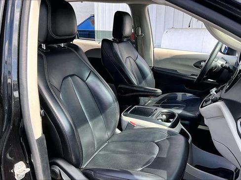 Used 2023 Chrysler Pacifica Touring-L FWD image 29