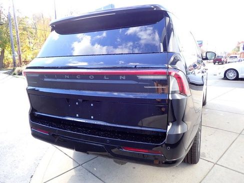 New 2025 Lincoln Navigator Reserve image 6
