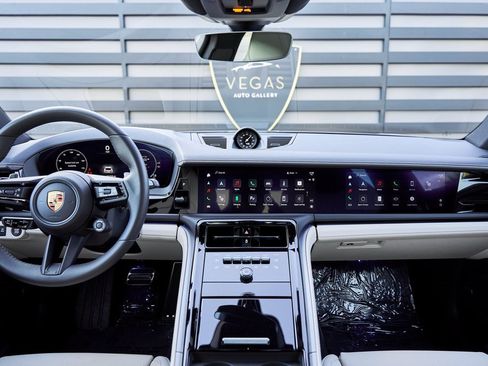 Used 2025 Porsche Panamera 4 w/ Premium Package image 57