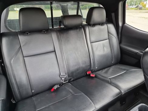 Used 2019 Toyota Tacoma TRD Sport AWD/4WD image 22