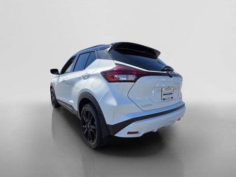 Used 2023 Nissan Kicks SR w/ SR Premium Package FWD image 3