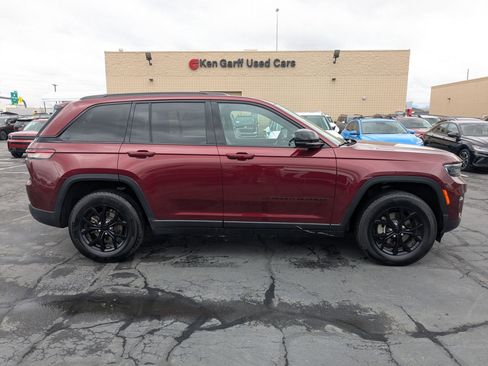 Used 2025 Jeep Grand Cherokee Altitude AWD/4WD image 2