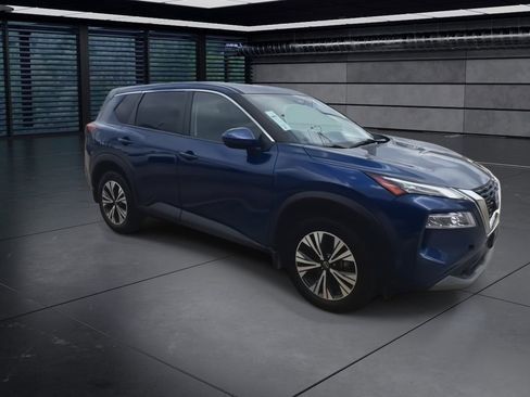 Used 2023 Nissan Rogue SV image 2