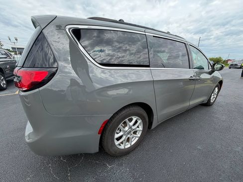 Used 2022 Chrysler Pacifica Touring-L FWD image 3