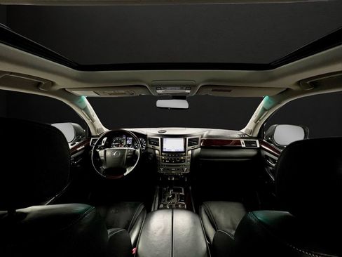 Used 2015 Lexus LX 570 4WD w/ Luxury Package image 19