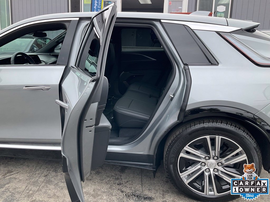 Used 2024 Cadillac Lyriq Luxury AWD/4WD image 7