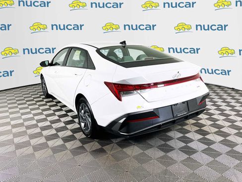 Used 2025 Hyundai Elantra Hybrid FWD image 5