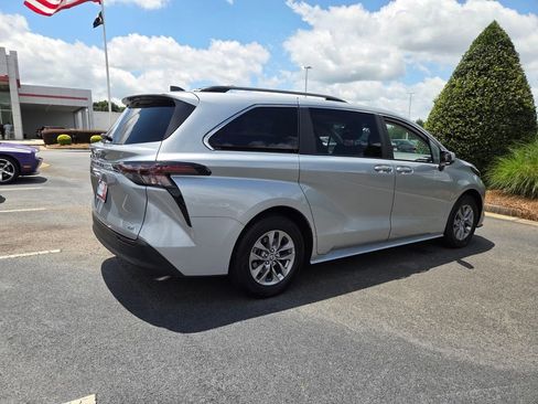 Used 2025 Toyota Sienna LE FWD image 13